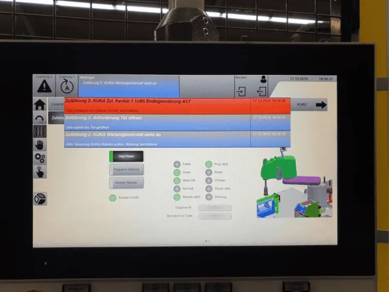 HMI-Monitor einer Industrieanlage mit einer roten Fehlermeldung, die von einem Techniker wie Michele Russo diagnostiziert wird.